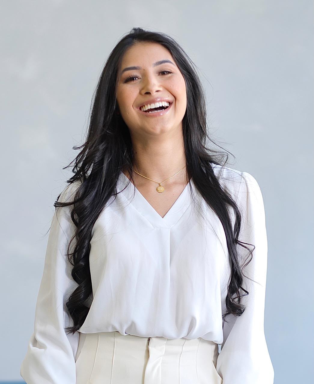 Jeniffer Pires sorrindo em ambiente claro, transmitindo leveza