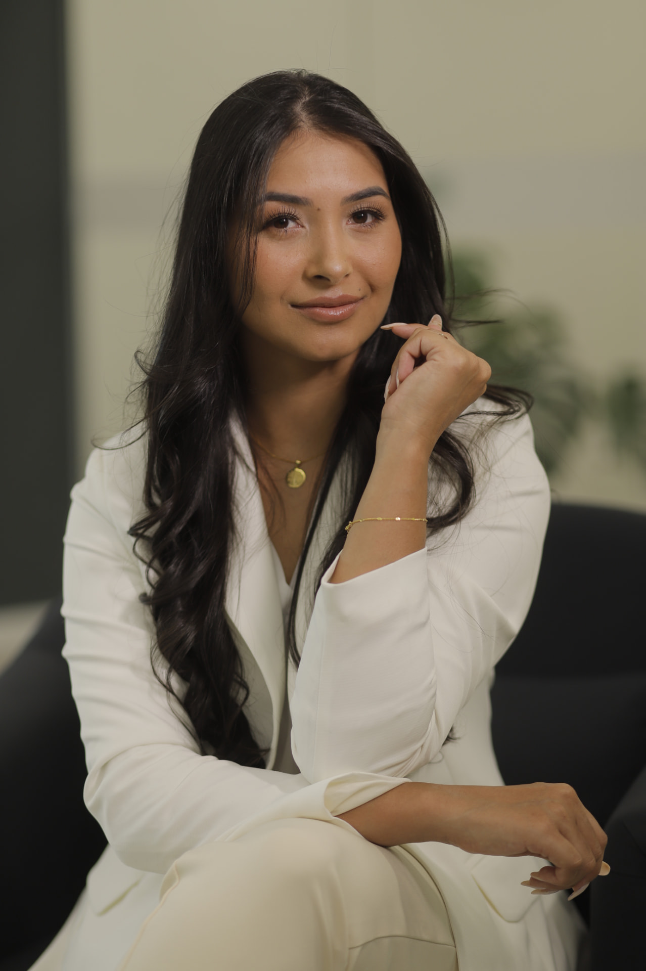 Retrato elegante de Jeniffer Pires em blazer claro